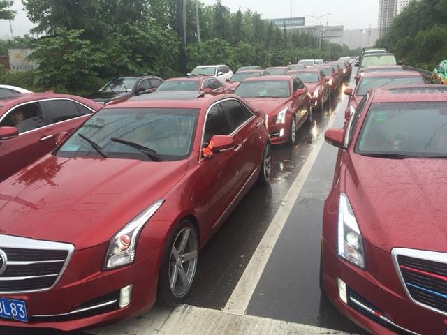 西安婚庆花车租赁公司推荐，西安婚车租赁有限公司（西安今日街头宾利带16辆凯迪拉克迎亲婚车引众人围观）