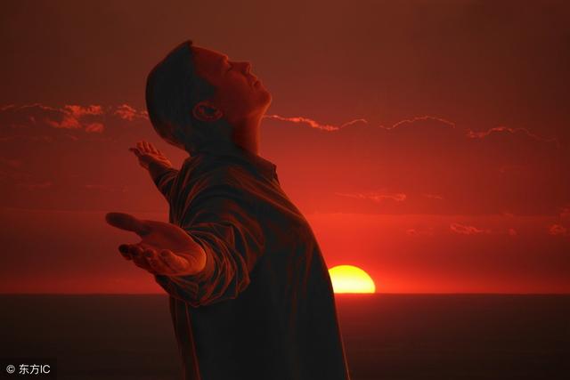 巨蟹男动了真情什么样，巨蟹男一见钟情的反应（当巨蟹座动了真心时的举动大公开）