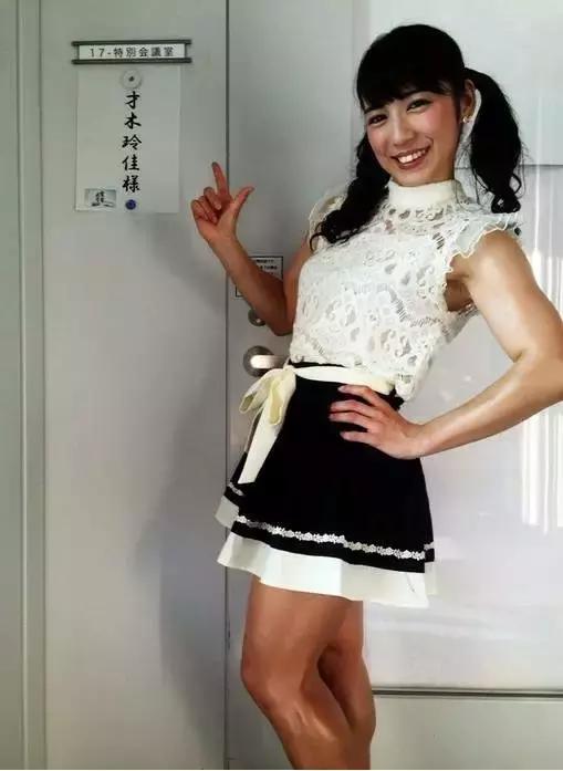 cos春丽真人版超美，霓虹美少女cos街霸春丽