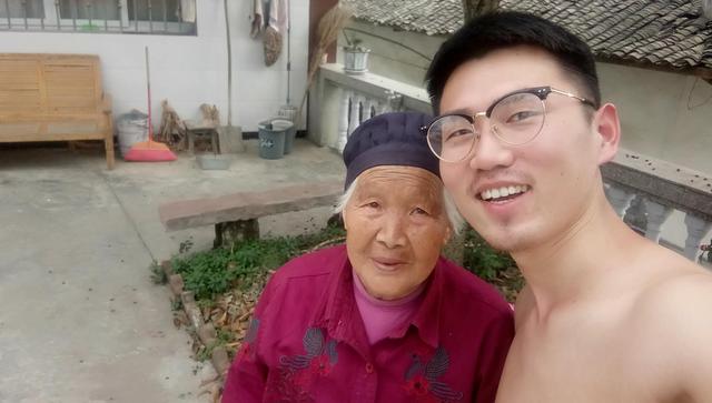 哈麻批是什么意思，长沙话哈麻批是什么意思（流浪第二天，胖二姐骂我哈麻批）