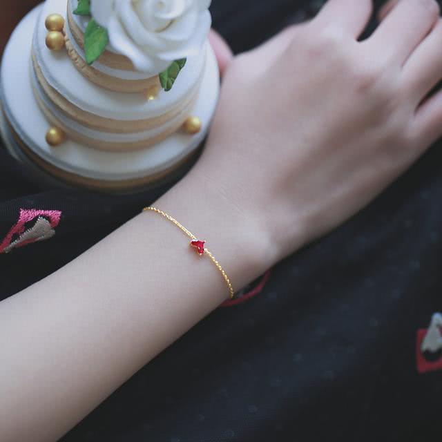 手链女生应该戴哪只手，女孩子戴手链要戴哪一边（各式各样的手链快get起来）