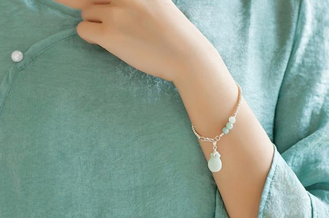 手链女生应该戴哪只手，女孩子戴手链要戴哪一边（各式各样的手链快get起来）