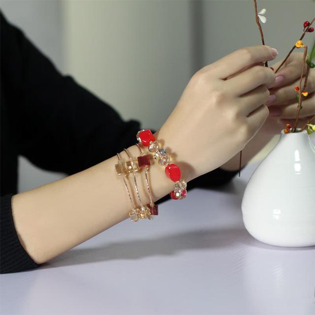 手链女生应该戴哪只手，女孩子戴手链要戴哪一边（各式各样的手链快get起来）