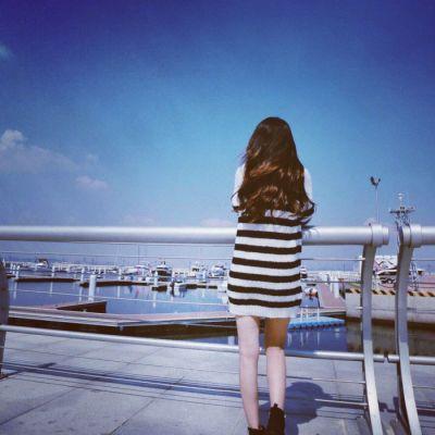 女生头像背影长发唯美，女生背影长发头像微信（好看的小清新长发女生背影头像）