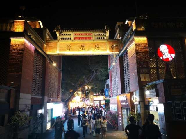 厦门曾厝安美食街哪家好吃，厦门曾安厝美食排名（游客超百万的厦门曾厝垵美食街）