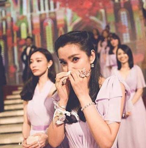 杨幂婚礼的伴娘是谁，杨幂婚礼的伴娘是谁呀（从杨幂杨颖婚礼来看，并不见得）