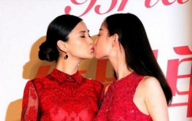 杨幂婚礼的伴娘是谁，杨幂婚礼的伴娘是谁呀（从杨幂杨颖婚礼来看，并不见得）