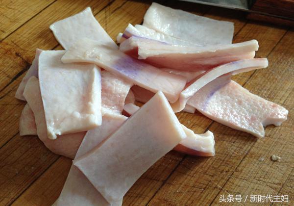 土豆炖豆角炖肉的做法，夏天做一锅豆角土豆炖五花肉