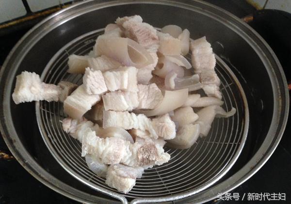 土豆炖豆角炖肉的做法，夏天做一锅豆角土豆炖五花肉
