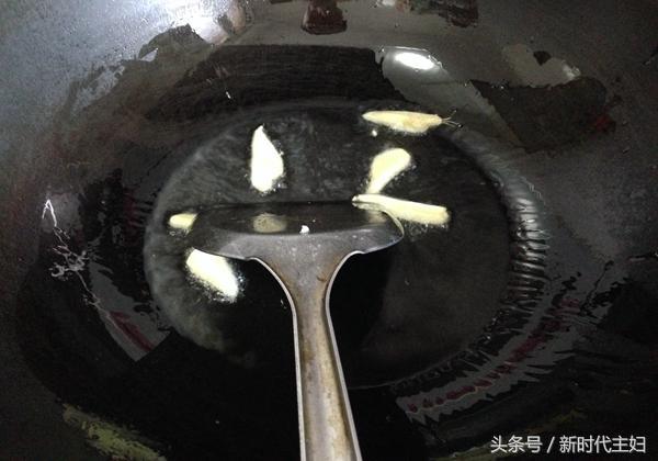 土豆炖豆角炖肉的做法，夏天做一锅豆角土豆炖五花肉