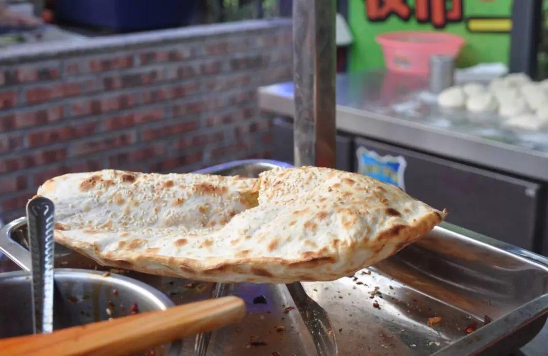 1,锅盔,又叫锅魁,干馍,是陕西省关中地区以及甘肃省武威地区城乡居民