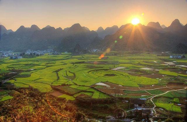 天无三日晴地无三尺平指的是哪个省，天无三日晴打一地名（贵州省“天无三日晴、地无三尺平”的自然地理特征是怎样形成的）