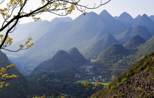 天无三日晴地无三尺平指的是哪个省，天无三日晴打一地名（贵州省“天无三日晴、地无三尺平”的自然地理特征是怎样形成的）