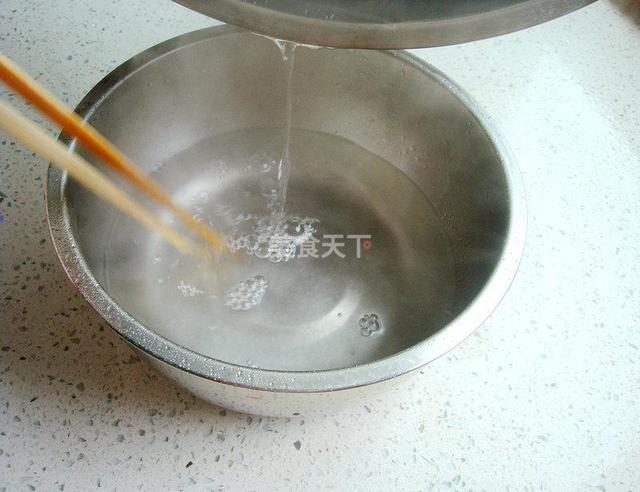 凉粉的薄荷水怎么做，薄荷味的凉粉怎么做（四川凉粉的做法）