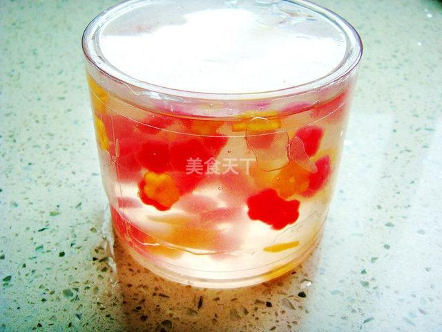 凉粉的薄荷水怎么做，薄荷味的凉粉怎么做（四川凉粉的做法）