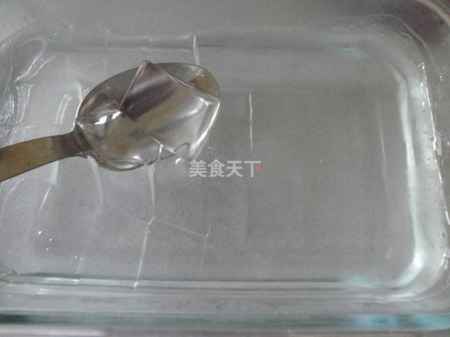 凉粉的薄荷水怎么做，薄荷味的凉粉怎么做（四川凉粉的做法）