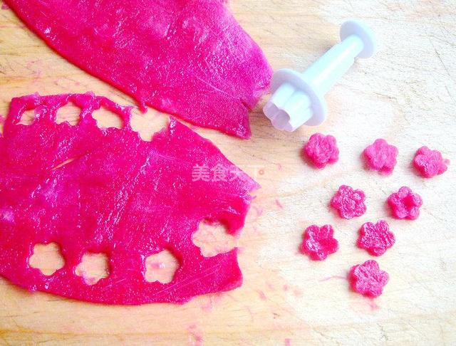 凉粉的薄荷水怎么做，薄荷味的凉粉怎么做（四川凉粉的做法）