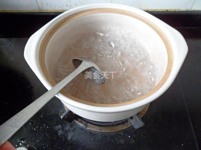 凉粉的薄荷水怎么做，薄荷味的凉粉怎么做（四川凉粉的做法）