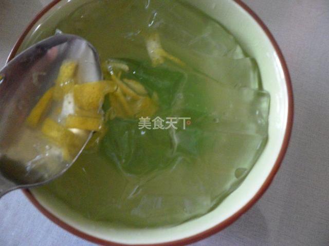 凉粉的薄荷水怎么做，薄荷味的凉粉怎么做（四川凉粉的做法）