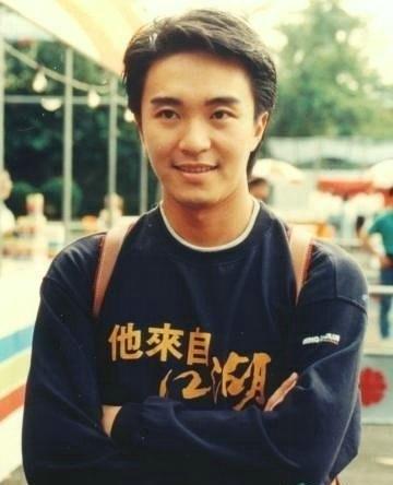 江湖》,那时候真是红遍香港啊,香港人爱他爱得不得了,本来是男二号