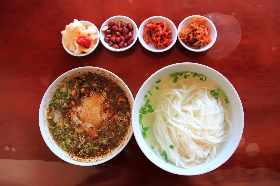 三是饵丝要用巍山当地稻米,当天早上加工制成.