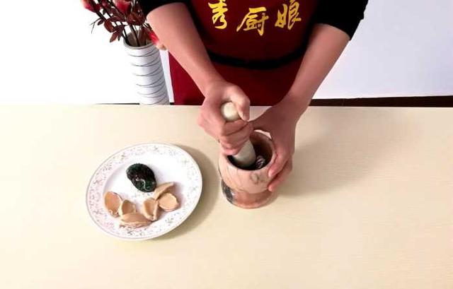 鲍鱼怎么煲汤滋补，星级大厨亲传的秘制鲍鱼汤做法