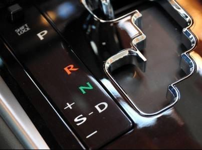 自动挡开车起步7个步骤，自动挡车起步正确操作（自动挡汽车该如何正确起步、停车）