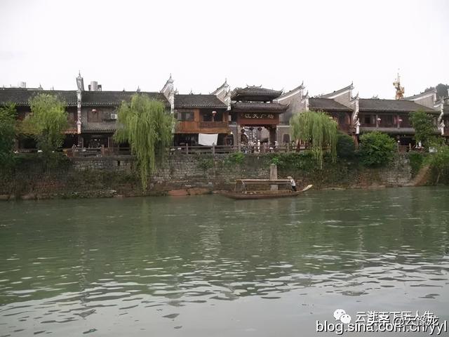 湖南凤凰古城在哪个市，凤凰古城在湖南哪里（沱江吊脚楼沈从文故居）