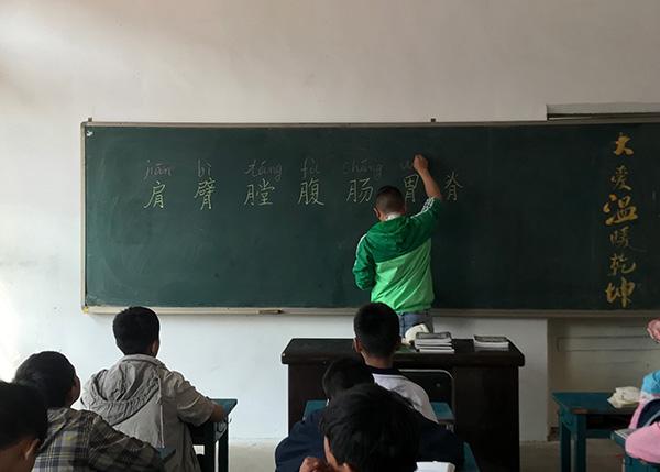 凉山州彝族四大家族是哪四个，少年阿布和他的家人们