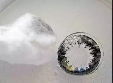 戴美瞳可以哭吗，戴美瞳能哭吗（这盒美瞳可能正在毁掉你的双眼）