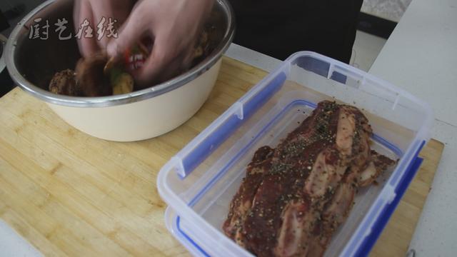 腌牛排用什么调料，牛排的腌制与制作方法 配方（这样腌制做出来的牛排更美味）