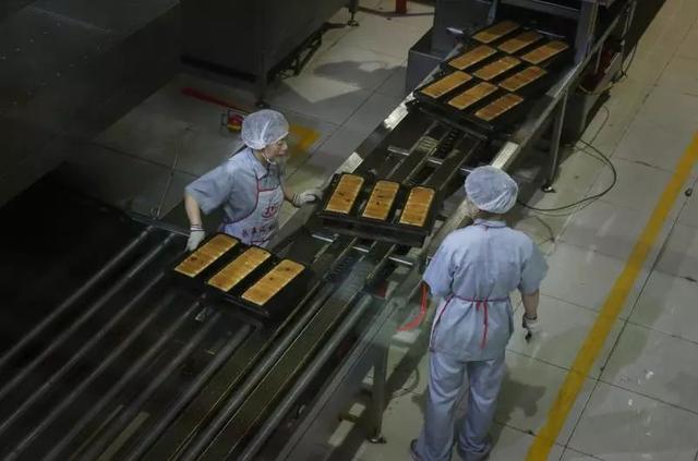 男士西装外套穿搭小技巧，男士西装品牌（面包、汽水和两代人的童年）