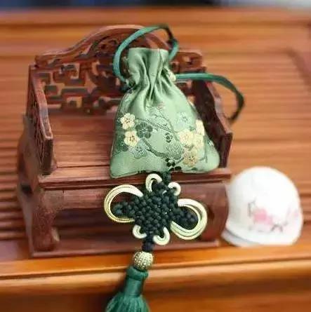送梳子代表什么，送梳子有什么意思（古代10大定情信物）