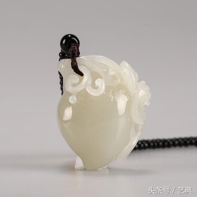 玉挂件的寓意是什么，玉挂件的寓意是什么意思（快来看看你的吊坠是有什么寓意~）