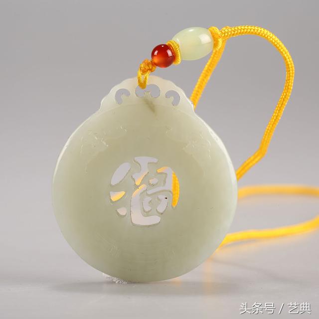 玉挂件的寓意是什么，玉挂件的寓意是什么意思（快来看看你的吊坠是有什么寓意~）