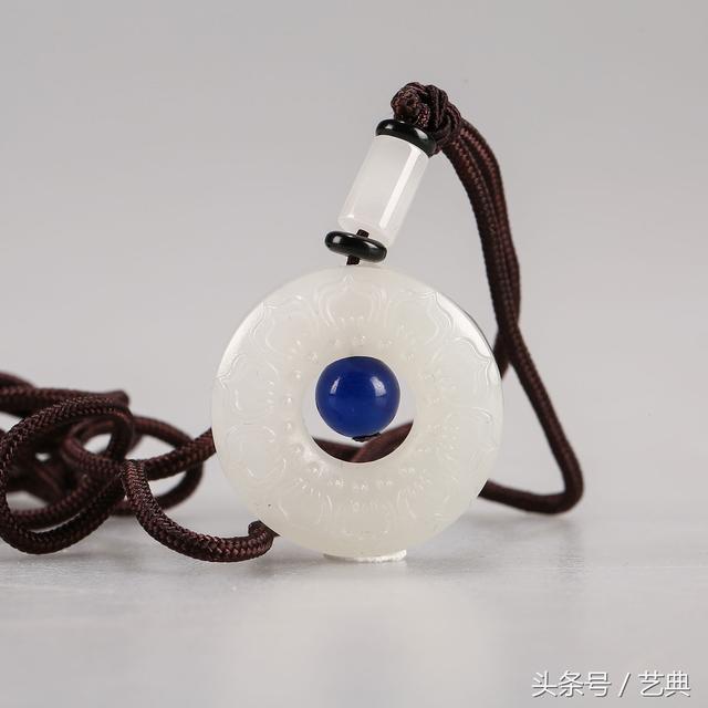玉挂件的寓意是什么，玉挂件的寓意是什么意思（快来看看你的吊坠是有什么寓意~）
