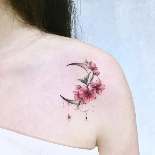 女人纹身莲花的寓意图片