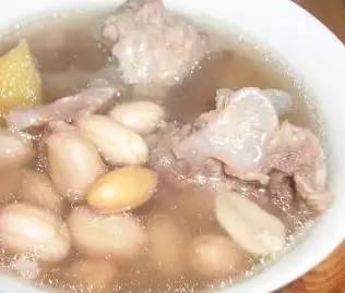 骨头汤怎么炖好喝又营养滋补，如何做骨头汤才好喝（好喝又滋补的营养排骨汤）