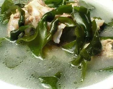 骨头汤怎么炖好喝又营养滋补，如何做骨头汤才好喝（好喝又滋补的营养排骨汤）