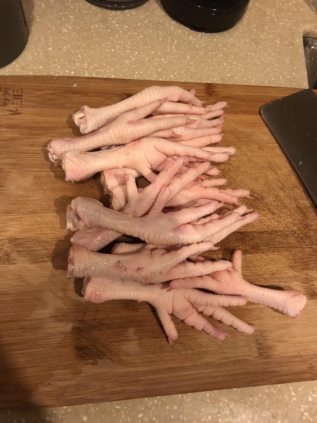 抖音上面的网红鸡爪怎么做，抖音上面的网红鸡爪怎么做视频（抖音“网红”酸辣鸡爪来了）