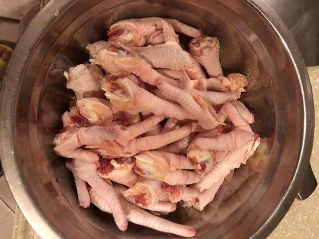 抖音上面的网红鸡爪怎么做，抖音上面的网红鸡爪怎么做视频（抖音“网红”酸辣鸡爪来了）