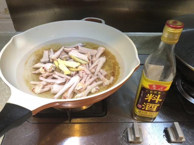 抖音上面的网红鸡爪怎么做，抖音上面的网红鸡爪怎么做视频（抖音“网红”酸辣鸡爪来了）