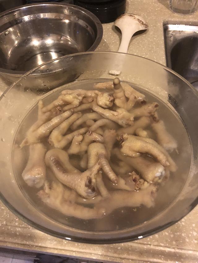 抖音上面的网红鸡爪怎么做，抖音上面的网红鸡爪怎么做视频（抖音“网红”酸辣鸡爪来了）