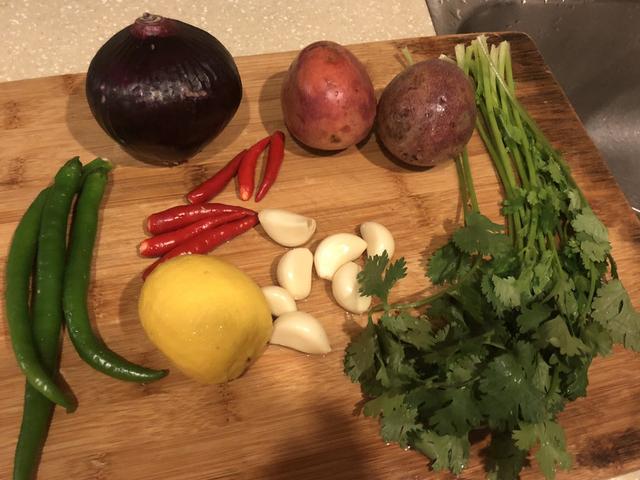 抖音上面的网红鸡爪怎么做，抖音上面的网红鸡爪怎么做视频（抖音“网红”酸辣鸡爪来了）