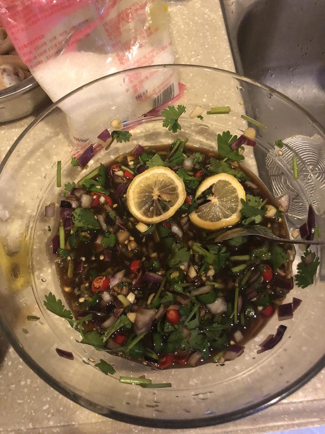 抖音上面的网红鸡爪怎么做，抖音上面的网红鸡爪怎么做视频（抖音“网红”酸辣鸡爪来了）