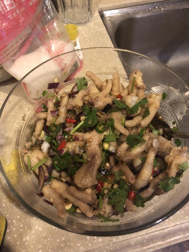 抖音上面的网红鸡爪怎么做，抖音上面的网红鸡爪怎么做视频（抖音“网红”酸辣鸡爪来了）