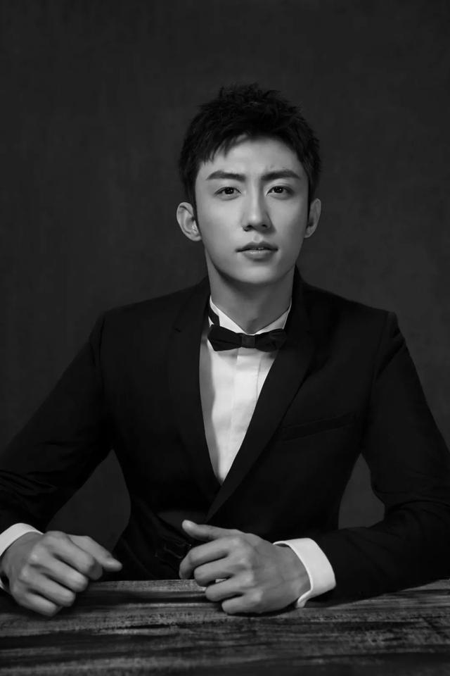 黄景瑜帅气高清图片   我的贺兰大人，黄景瑜最帅的图片（帅气硬朗大鲸鱼）