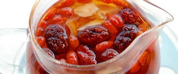 红枣枸杞茶的功效，大枣泡枸杞水喝的功效与副作用（红枣枸杞茶的功效和作用）