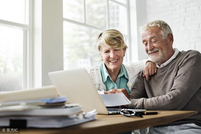 退休双轨制是谁搞的朱，退休工资双轨制（养老金双轨制的原因）