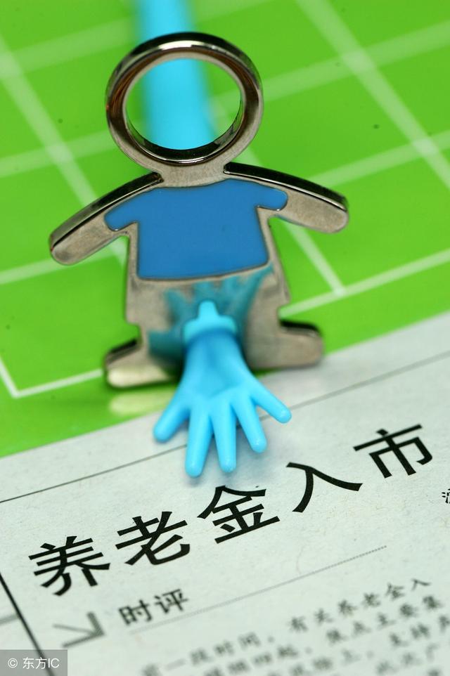 退休双轨制是谁搞的朱，退休工资双轨制（养老金双轨制的原因）